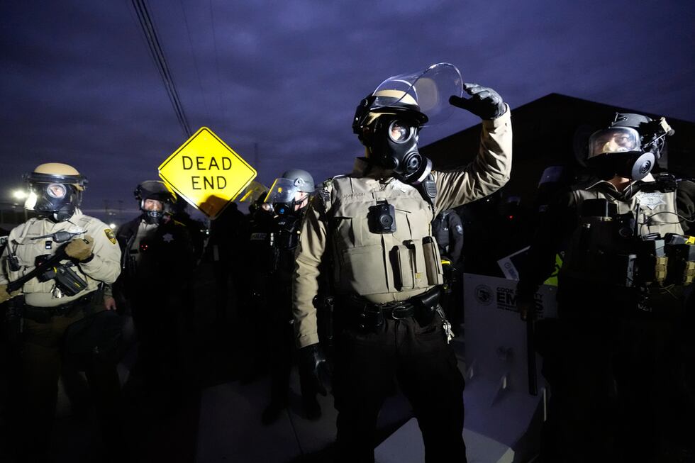 Policías se enfrentan a manifestantes en Broadview, Illinois, el 1 de noviembre del 2025. (AP...