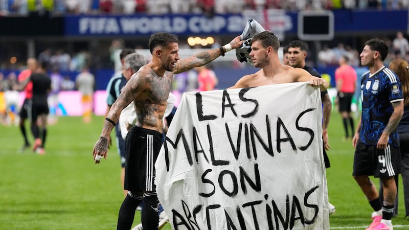 El argentino Giovani Lo Celso sostiene una pancarta con la frase "Las Malvinas Son Argentinas"...