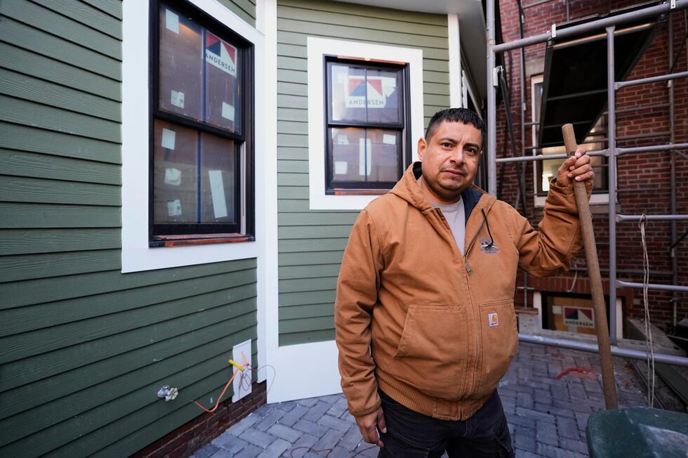 El constructor José Urías, un salvadoreño que tiene Estatus de Protección Temporal en EEUU...