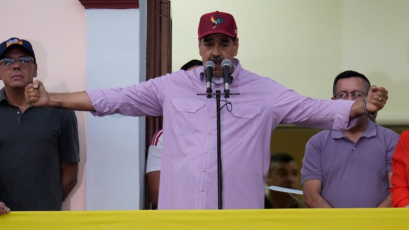 El presidente de Venezuela Nicolás Maduro se dirige a sus simpatizantes durante un evento para...