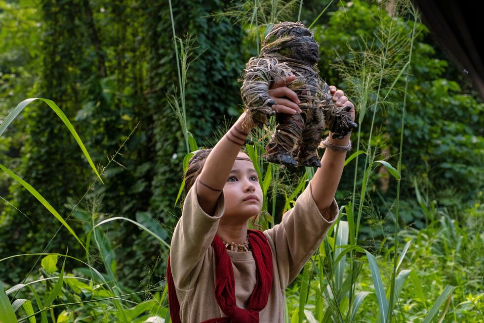 Esta imagen, difundida por Warner Bros. Entertainment, muestra a Kaylee Hottle en una escena...