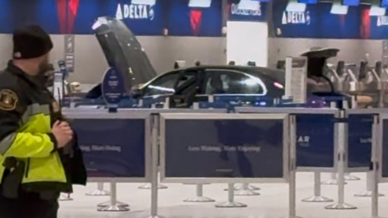 Unas cintas delimitan el perímetro de seguridad luego de que un auto se estrelló contra la...