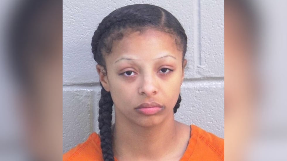 Emani Makamae Calhoun fue detenida acusada de agresión agravada con arma mortal, un delito...