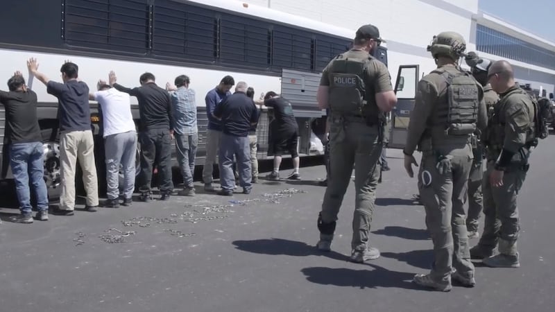 Imagen de video difundido por la agencia migratoria estadounidense ICE via DVIDS, que muestra...