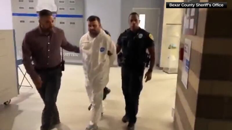 Daniel Antonio Pérez, de 40 años (en el centro), está acusado de matar a tiros a dos de sus...