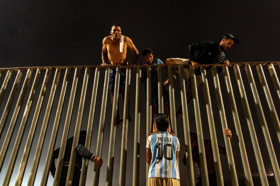 Migrantes tratan de cruzar la cerca que separa Marruecos del enclave español de Ceuta, en el...