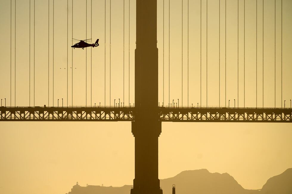 Un helicóptero vuela cerca del Puente Golden Gate al buscar a víctimas de un naufragio cerca...