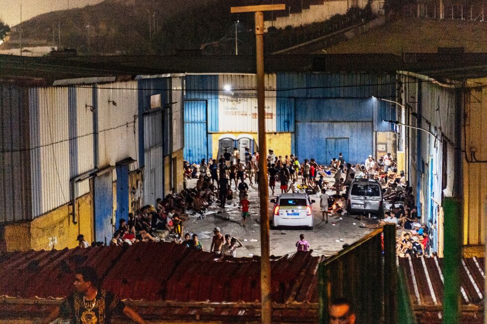 Migrantes pasan la noche en la calle tras cruzar la frontera desde Marruecos, en el enclave...