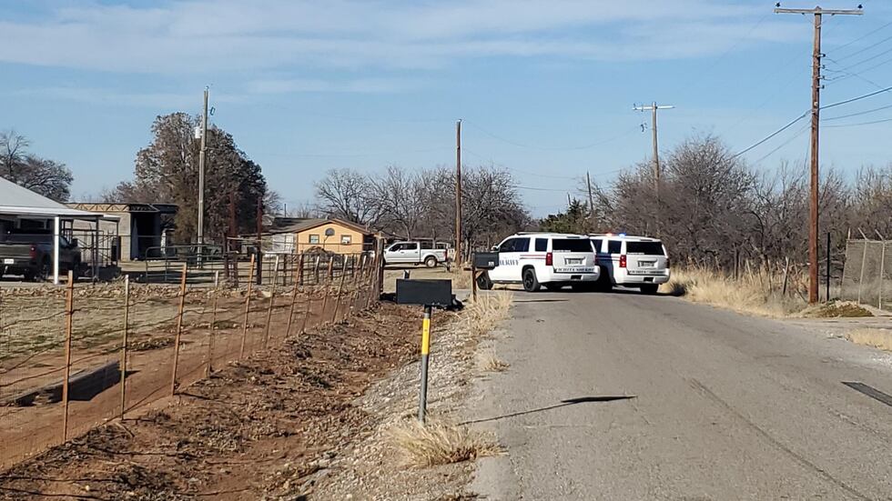 La policía busca a un hombre cerca de Stesco Ave