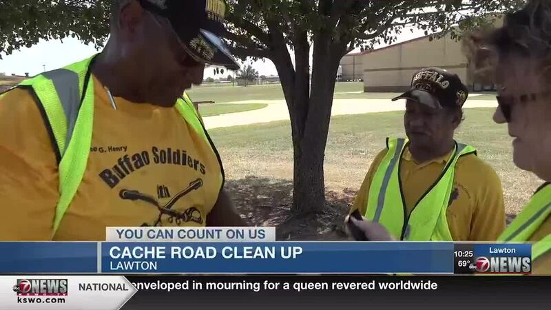 Los Lawton-Fort Sill Buffalo Soldiers limpiaron parte de Cache rd. en sábado.