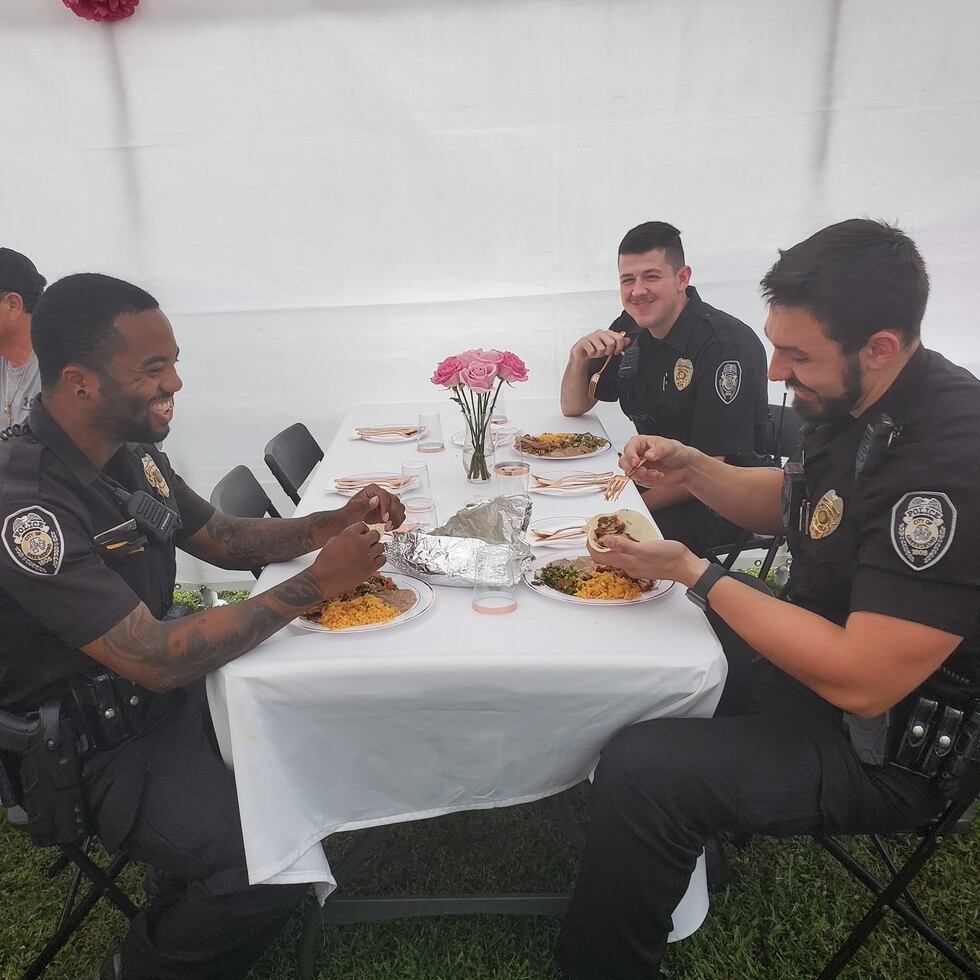 Los policías disfrutando de la comida.
