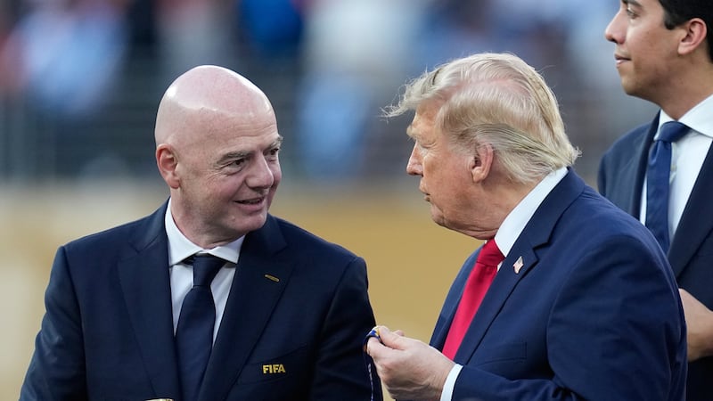 El presidente Donald J. Trump charla con el presidente de la FIFA Gianni Infantino durante la...
