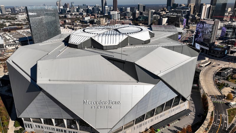 ARCHIVO - Vista del estadio Mercedes Benz, sede de partidos del Mundial y la ciudad de...