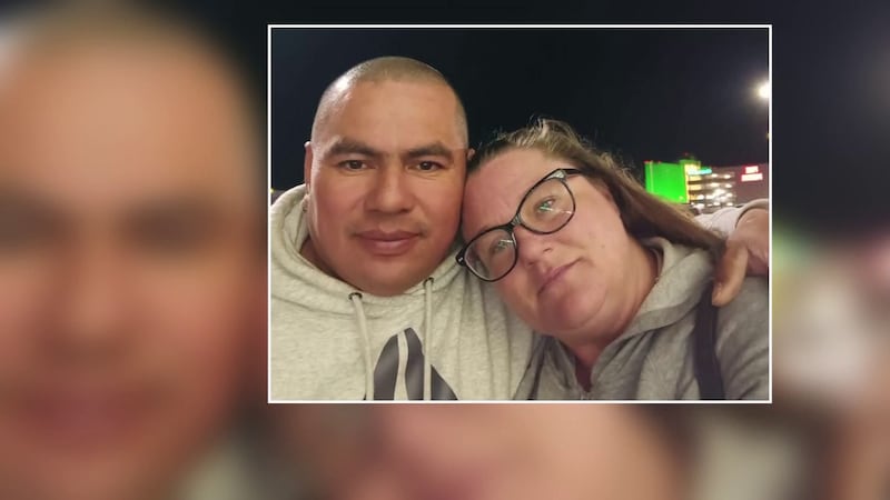 La esposa de un inmigrante salvadoreño dice que el hombre fue deportado a México en lugar de...