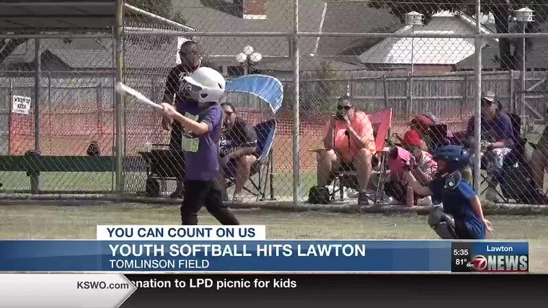 La primera temporada de la única liga femenina de softbol de Lawton está en pleno apogeo.