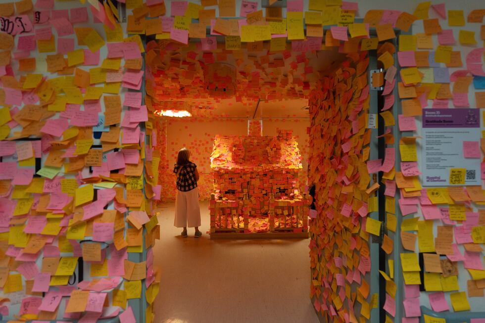 Una persona visita la "Sala de la Gratitud" en el "Hospital de las Emociones" en un antiguo...