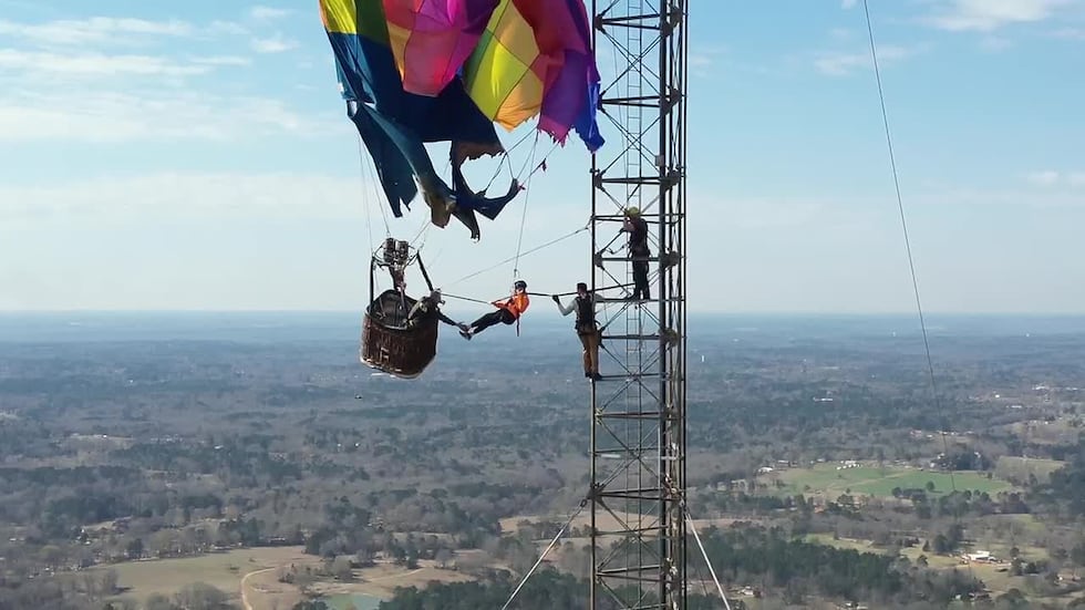 Nuevas imágenes tomadas con un dron muestran el momento en que los equipos de rescate llegaron...