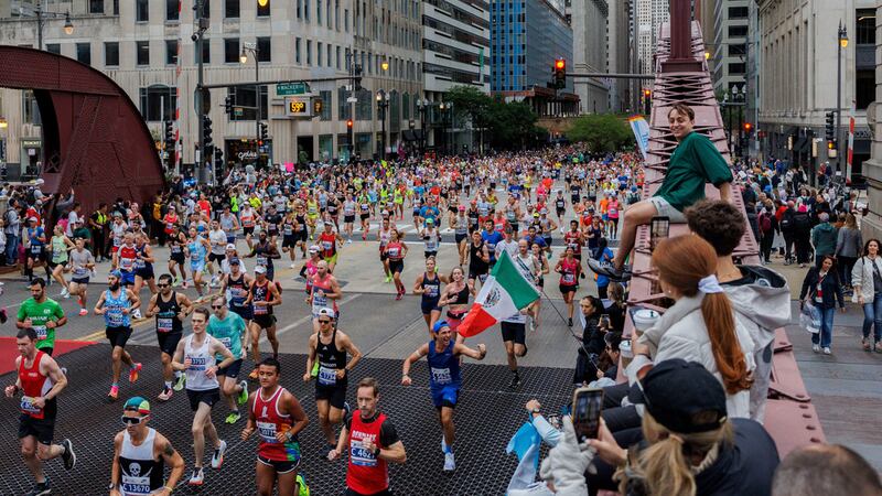 ARCHIVO – Corredores cruzan el puente de LaSalle Street durante el Maratón de Chicago, el...