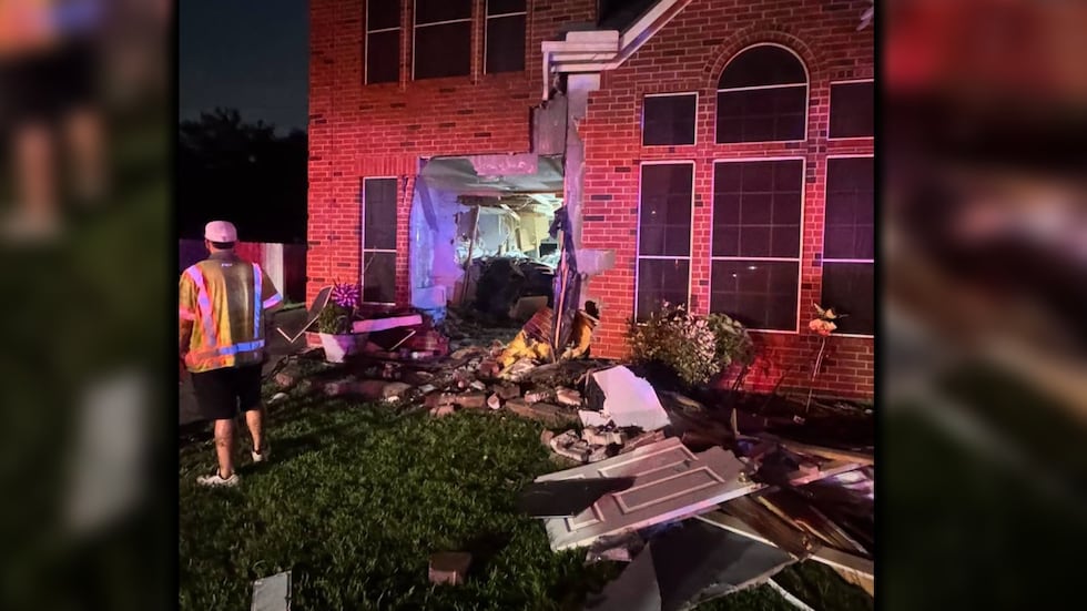 Un vehículo Tesla se estrelló contra una vivienda en Katy, Texas.