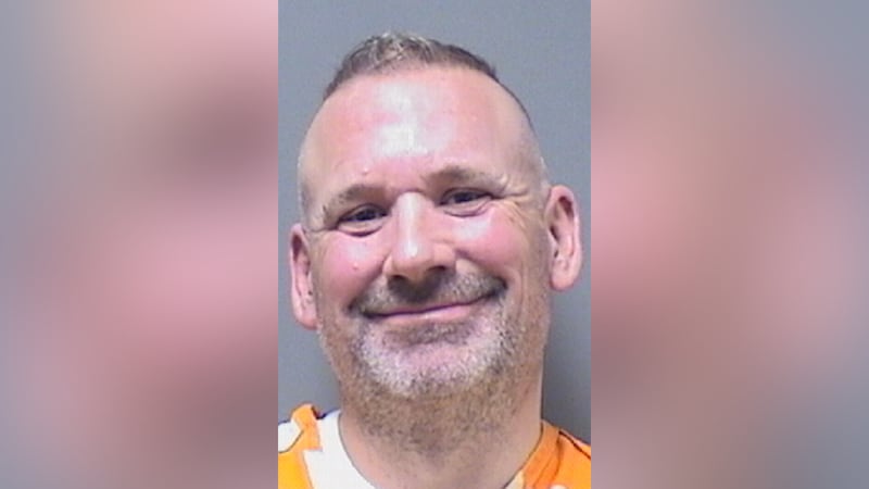 El sheriff del condado de Hamilton, Jason Bradley Boulton, fue detenido e ingresado en la...