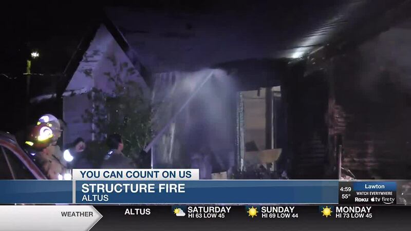 Los bomberos de Altus estaban ocupados luchando contra un incendio en el bloque 800 de South...