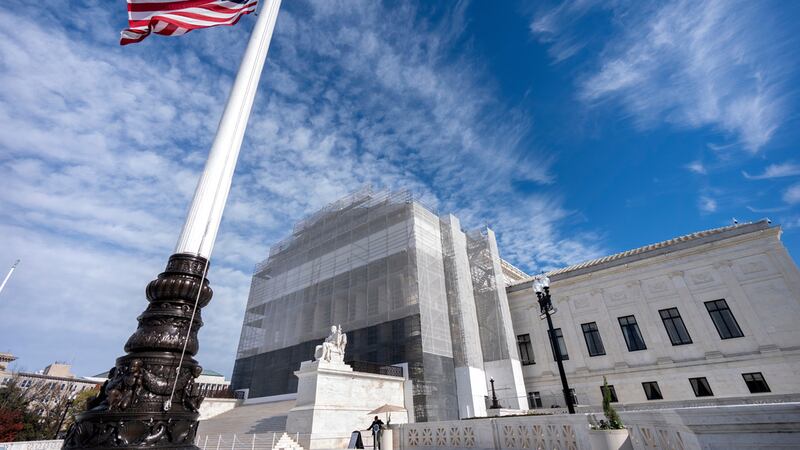ARCHIVO – Una bandera estadounidense ondea a media asta fuera de la Corte Suprema de Estados...