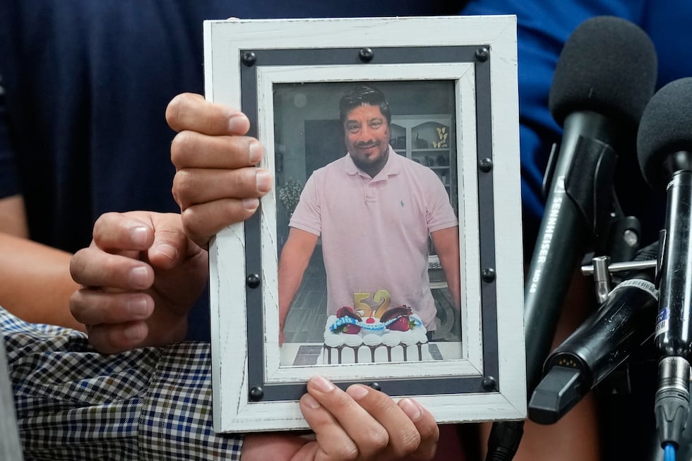 Ronaldo Salgado y Lorenzo Jr., hijos de Lorenzo Salgado Araujo, sostienen una fotografía de su...