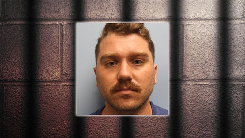 La policía informó de que Zachary Neu, de 32 años y residente en Richardson, fue detenido...