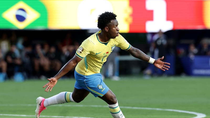 Vinicius Junior (7) celebra tras anotar un gol para Brasil en el partido contra Marruecos por...
