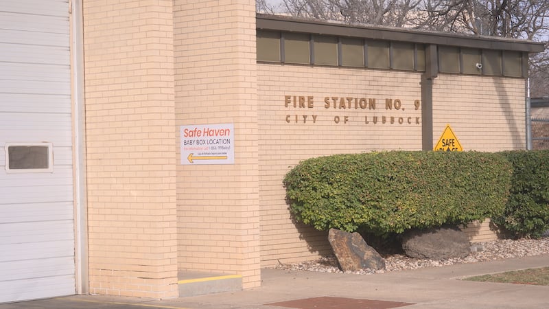 El Departamento de Bomberos y Rescate de Lubbock informa que una madre entregó a su bebé sano...
