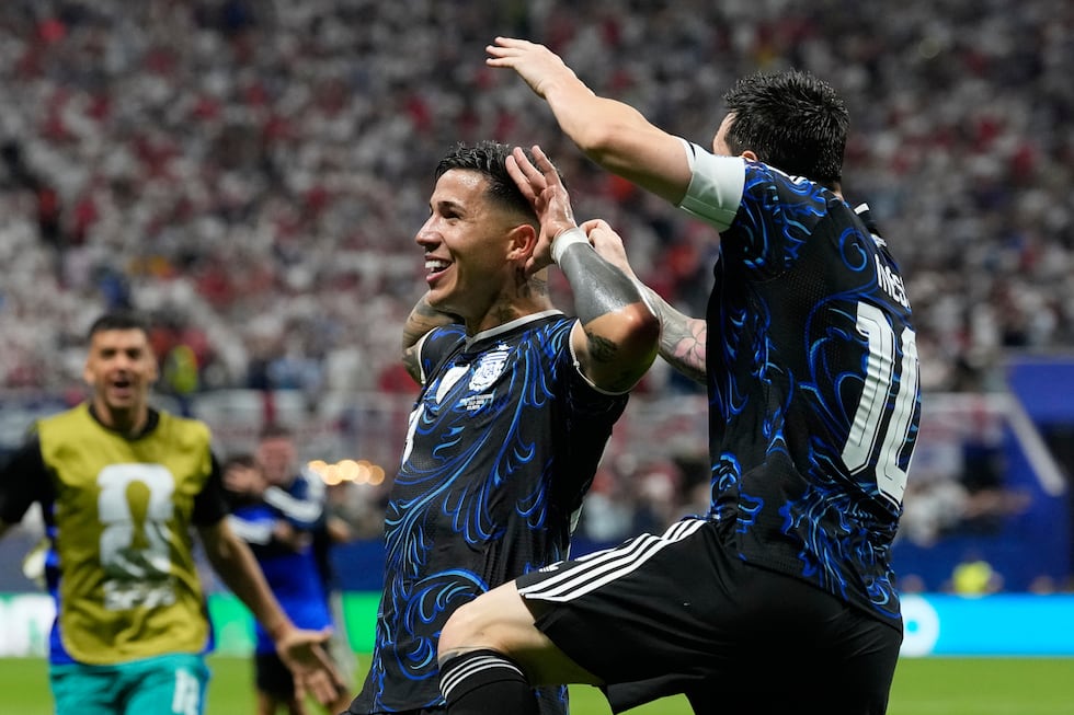 El argentino Enzo Fernández celebra con Lionel Messi (a la derecha) tras marcar el primer gol...
