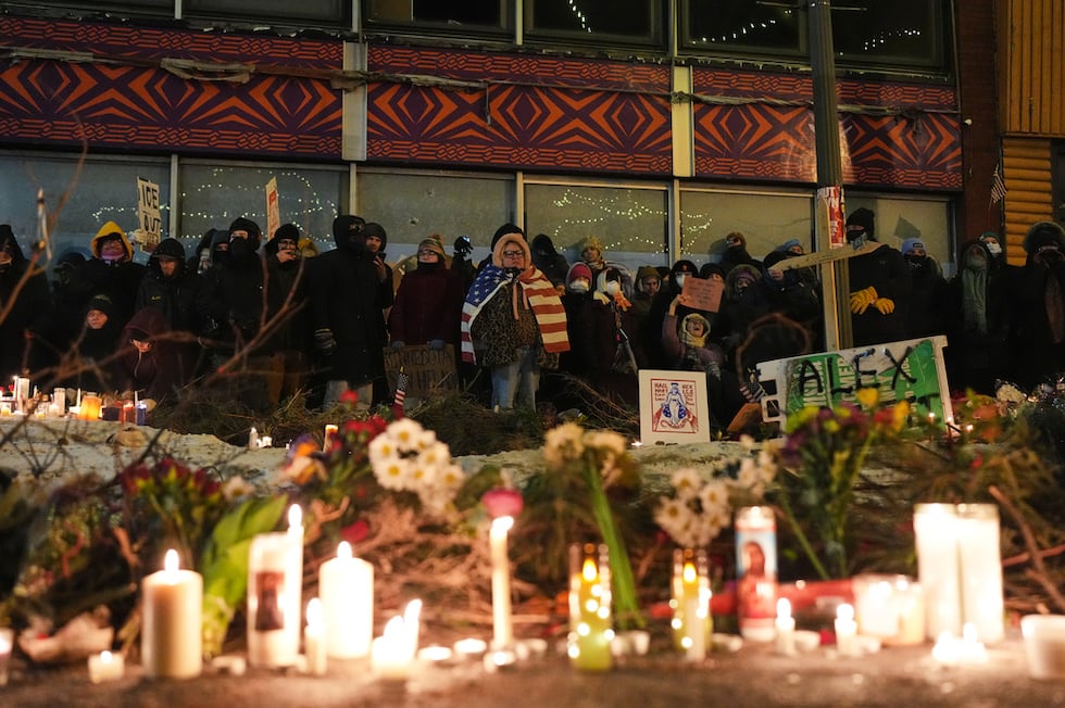 ARCHIVO Varias personas se reúnen durante una vigilia en honor de Alex Pretti, de 37 años,...
