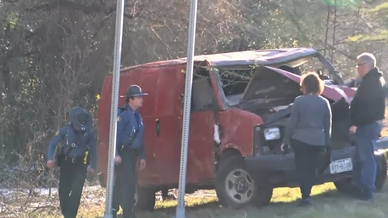 La policía estatal de Arkansas está investigando una furgoneta que se cree que pertenece a un...