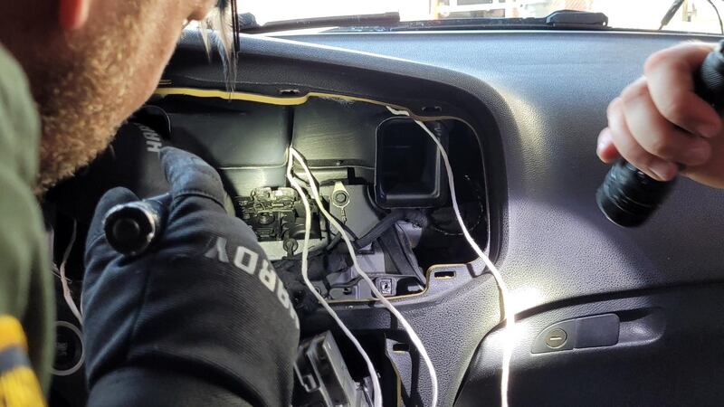 Agentes de la Patrulla Fronteriza de EE.UU. registran vehículo de funcionaria mexicana