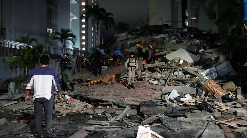 Personas caminan entre los escombros tras un terremoto en Caracas, Venezuela, el miércoles 24...