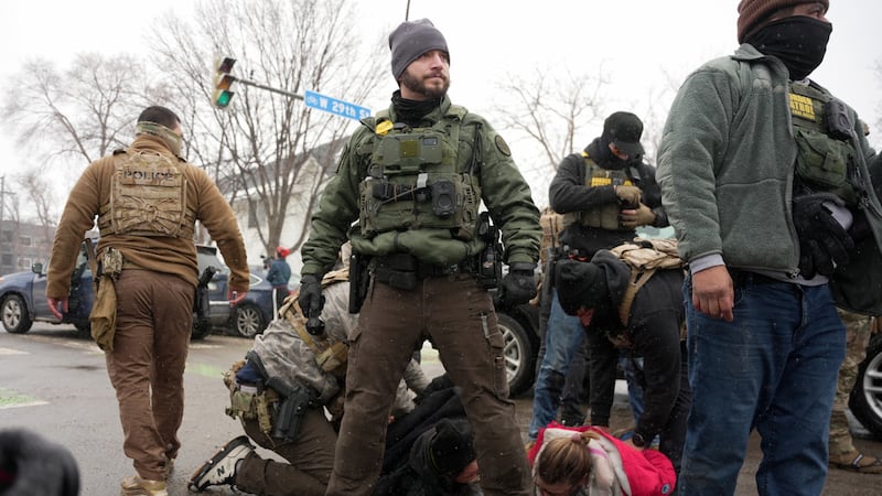 Agentes federales detienen a algunas personas el miércoles 21 de enero de 2026, en...