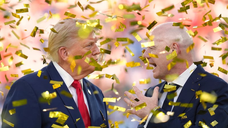 El presidente estadounidense Donald Trumpo y el presidente de la FIFA Gianni Infantino bajo...