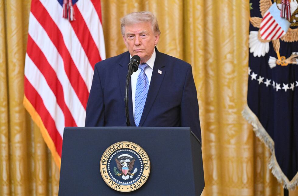El presidente de EEUU, Donald Trump, hace una pausa tras pronunciar un discurso en la Casa...