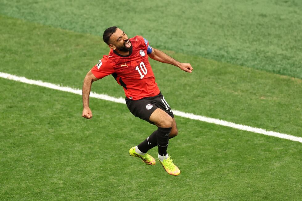 Mohamed Salah, de la selección de Egipto, festeja su gol ante Nueva Zelanda en un partido...
