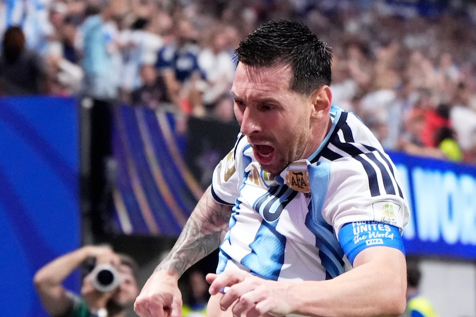 Lionel Messi celebra tras anotar el segundo gol de Argentina ante Egipto en los octavos de...
