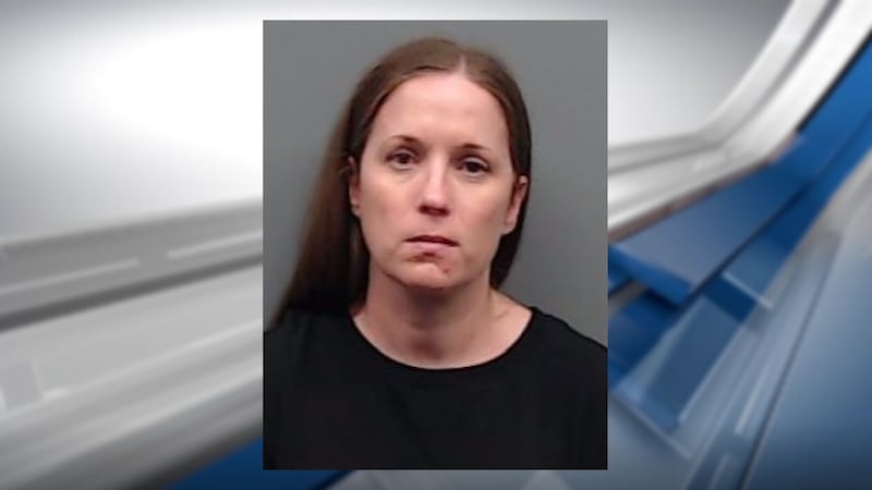 Ex trabajadora de guardería en Lindale se declara culpable de patear a los niños.