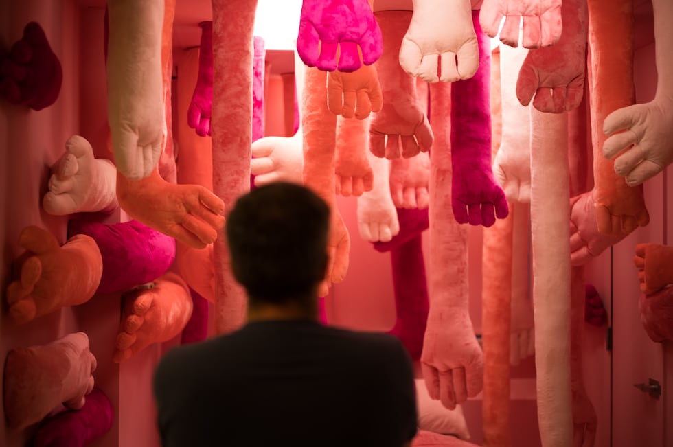 Un visitante contempla la instalación de Nathalie Auzepy en el "Hospital de las Emociones" en...