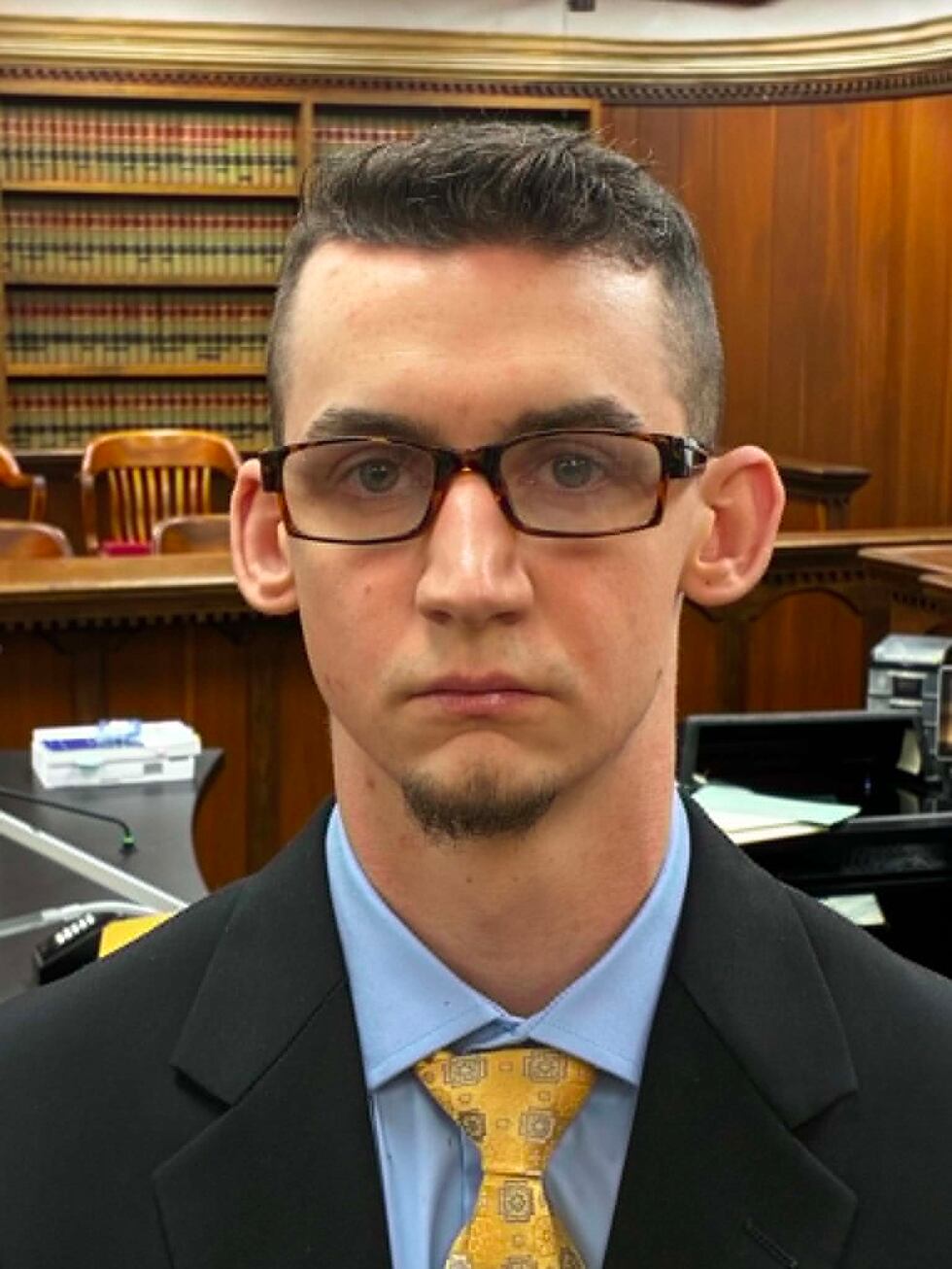 Bradly Wade Johnson, de 24 años, se declaró culpable de agresión sexual a un menor y de...