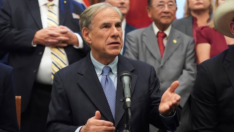 El gobernador de Texas, Greg Abbott, habla con los medios de comunicación tras la firma de un...
