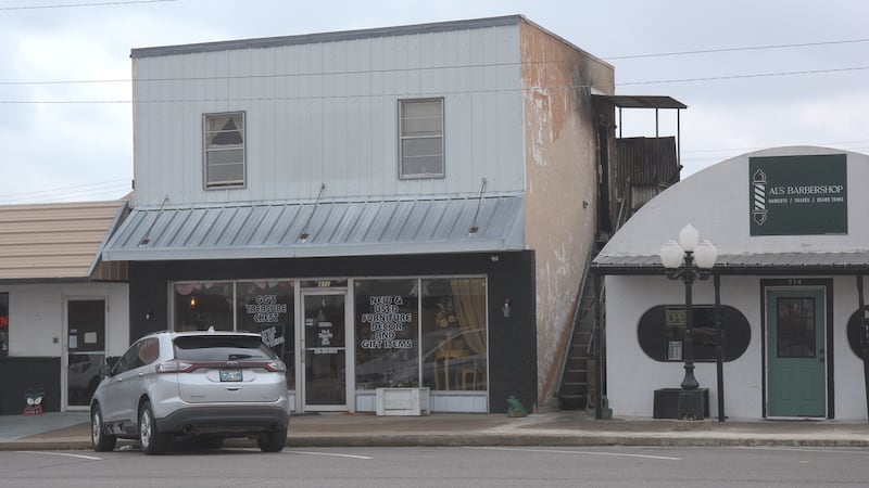 An apartment building caught fire in Rush Springs prompting response from authorities.