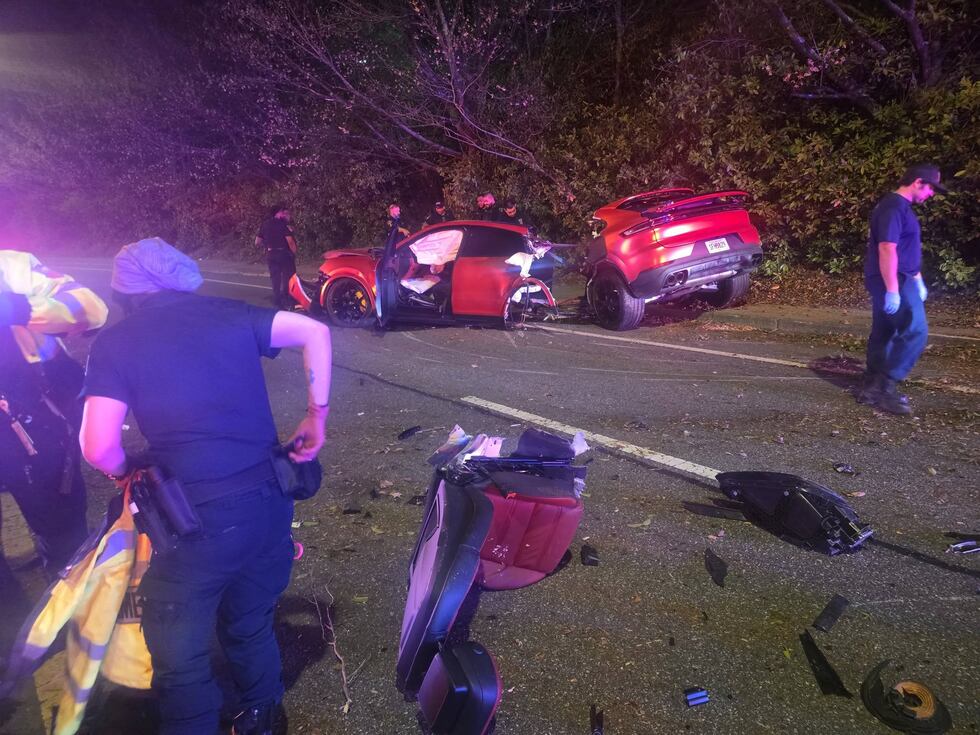 Porsche se estrella contra un árbol y se parte en dos,