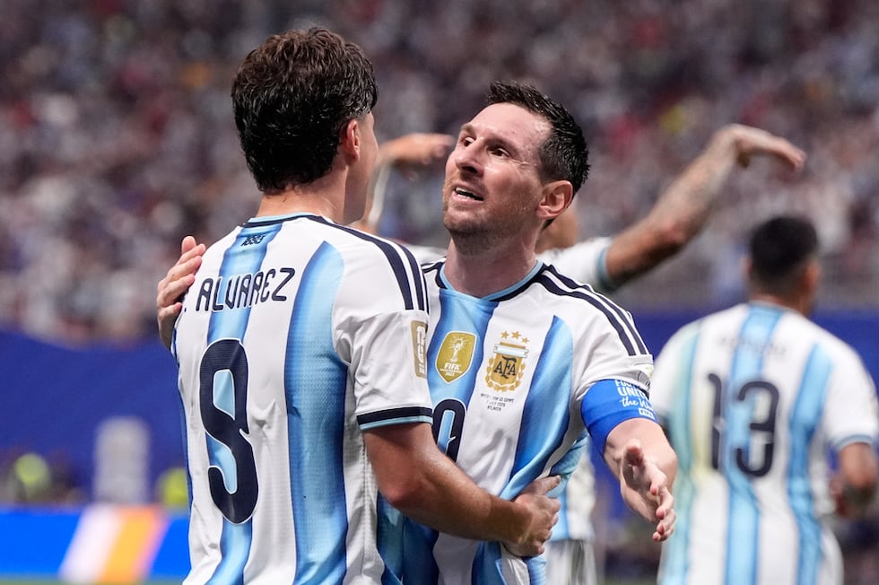 Lionel Messi celebra tras anotar el segundo gol de Argentina ante Egipto en los octavos de...
