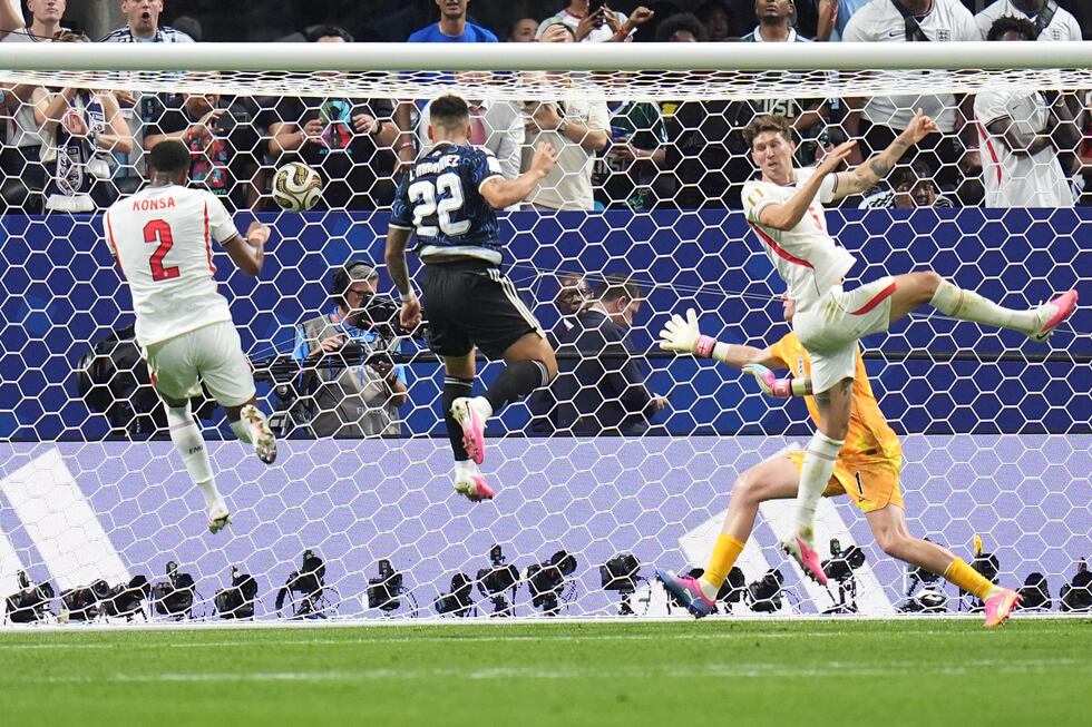 El argentino Lautaro Martínez (22) marca el segundo gol de su equipo durante el partido de...