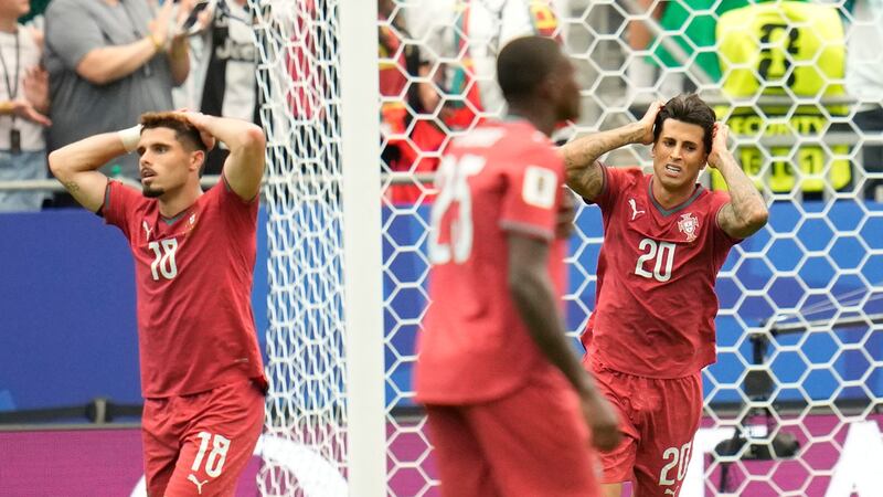 Los portugueses Pedro Neto (izquierda) y Joao Cancelo reaccionan durante el partido contra...