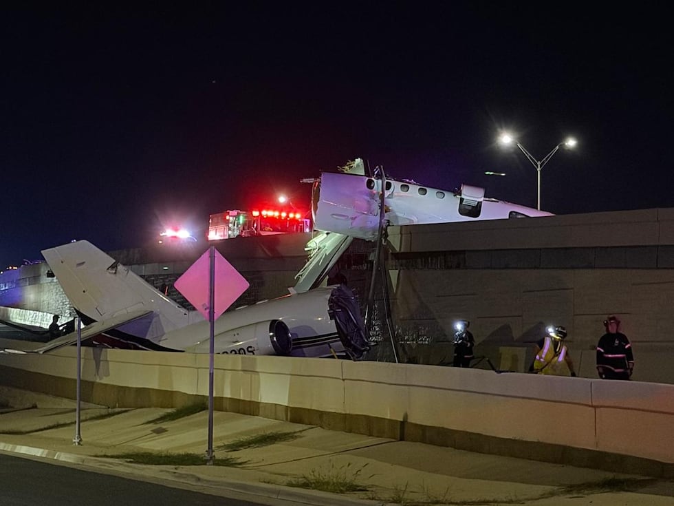 Un fallecido tras el accidente de un avión en la Loop 20 de Laredo; algunos tramos...